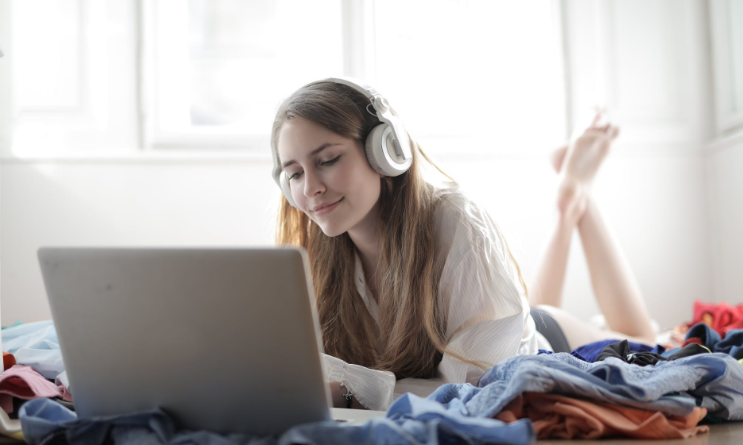 girl with headphones